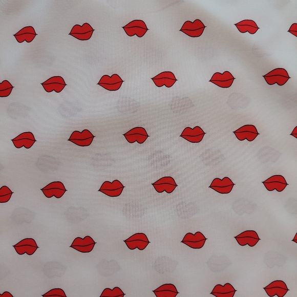 Pink short sleeved kiss mark blouse with neckbow - Picture 2 of 5